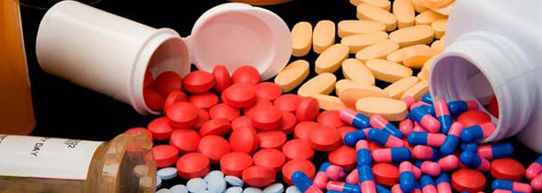 <strong>dejar las benzodiacepinas</strong> dejar las pastillas” title=”<strong>dejar las benzodiacepinas</strong> dejar las pastillas” width=”613″ height=”219″ class=”aligncenter size-full wp-image-658″ /><br />
Las benzodiacepinas tienen efectos aditivos si se combinan con otras <u>drogas</u> con efectos sedativos, incluyendo otros hipnóticos, algunos antidepresivos, los tranquilizantes mayores, los anticonvulsivos, los antihistamínicos sedativos, los opiáceos y el alcohol.</p>
<h2><strong>El efecto de tolerancia de las benzodiacepinas</strong></h2>
<p>La tolerancia a muchos de los efectos de las benzodiacepinas aparece cuando el consumo es habitual: la dosis inicial tiene cada vez menos efecto y se necesita una dosis cada vez más elevada para lograr el mismo efecto.</p>
<h2><strong>El efecto de dependencia de las benzodiacepinas</strong></h2>
<p>Es conveniente <strong>dejar el consumo de benzodiacepinas</strong> porque son <u>drogas</u> que potencialmente provocan <strong>adicción</strong>: la dependencia psicológica y física se puede producir en un periodo de tiempo que va desde unas semanas hasta algunos meses de uso repetido.</p>
<h2><strong>El uso recreativo de las benzodiacepinas</strong></h2>
<p>El uso recreativo de benzodiacepinas es un problema que está aumentando. El uso de benzodiacepinas en este contexto es debido al deseo de aumentar el entusiasmo y excitación que procuran las <u>drogas</u> ilegales, especialmente los opiáceos, y para aliviar los síntomas de abstinencia de otras <u>drogas</u>. En algunas ocasiones se usan dosis elevadas de benzodiacepinas por sí solas  para llegar a estados de alta excitación. Generalmente, estas <u>drogas</u> se ingieren por vía oral en dosis mucho más elevadas que las que se usan con propósitos médicos. En estos consumidores de altas dosis se produce un alto grado de tolerancia a las benzodiacepinas y, a pesar de que su uso puede ser intermitente, algunos se hacen adictos. En este caso, <strong><strong>dejar las benzodiacepinas</strong></strong> puede ser bastante difícil, pues las reacciones debidas a la abstinencia pueden llegar a ser muy duras y provocar incluso convulsiones.</p>
						</div>

				</div>

		</article>

		
		

<div id=